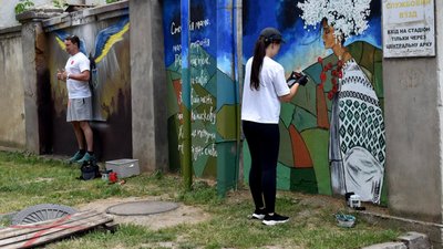 В Ужгороді на огорожі стадіону "Авангард" малюють патріотичні мурали В Ужгороді на огорожі стадіону "Авангард" малюють патріотичні мурали
