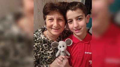 Мама, донька та сини. У Світловодську родина в'яже іграшки та шапки Мама, донька та сини. У Світловодську родина в'яже іграшки та шапки