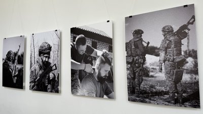В Ужгородському замку відкрили фотовиставку пам'яті Ігоря Климовича “Вічність у миті”