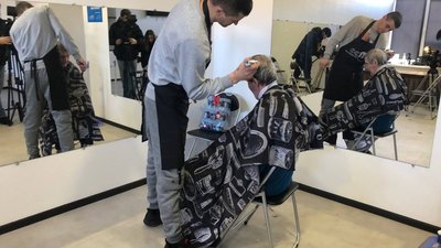 У Дніпрі подружжя перукарів безплатно стриже малобільних переселенців У Дніпрі подружжя перукарів безплатно стриже малобільних переселенців