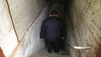 Директор одного з навчальних закладів Хмельницької тергромади Сергій Ткач спускається до єдиного, за його словами, укриття, розташованого на території школи. Директор одного з навчальних закладів Хмельницької тергромади Сергій Ткач спускається до єдиного, за його словами, укриття, розташованого на території школи.