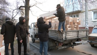Підприємець з Рівного безплатно виготовляє лавки для бомбосховищ