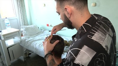 На Черкащині перукарі безоплатно роблять стрижки пораненим захисникам На Черкащині перукарі безоплатно роблять стрижки пораненим захисникам