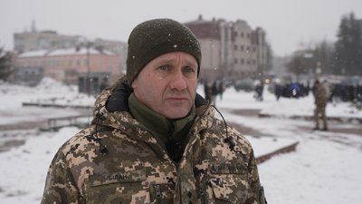 Підполковник Збройних Сил України Ігор Білан на прощанні з пілотом на Чернігівщині Підполковник Збройних Сил України Ігор Білан на прощанні з пілотом на Чернігівщині