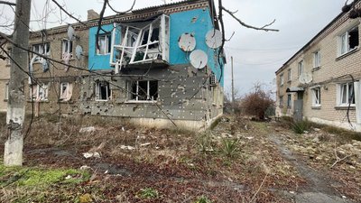 "Варю каші, консерви даю. Сам я — якось обійдусь". 77-річний чоловік у зоні війни опікується десятьма собаками "Варю каші, консерви даю. Сам я — якось обійдусь". 77-річний чоловік у зоні війни опікується десятьма собаками