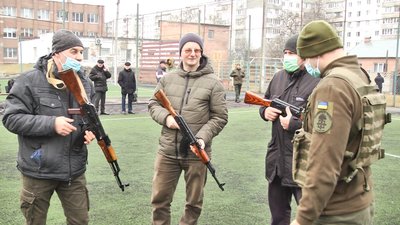 Інструктори військової частини навчають вчителів предмету шкіл володіти автоматом Калашникова. Фото: Суспільне Поділля. Інструктори військової частини навчають вчителів предмету шкіл володіти автоматом Калашникова. Фото: Суспільне Поділля.