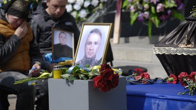 У Шостці на Сумщині прощаються з бійцем Ігорем Сидьком. ФОТО