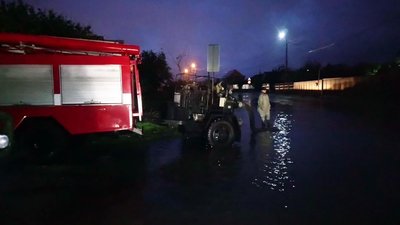 Повалені дерева, затоплені вулиці та подвір'я: наслідки негоди на Хмельниччині