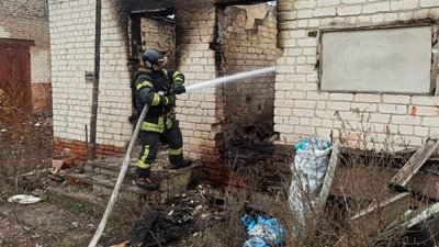 Рятувальник ліквідовує пожежу