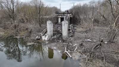 Російські військові зруйнували міст через Сейм на Сумщині Російські військові зруйнували міст через Сейм на Сумщині