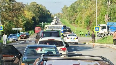 Зіткнення пасажирського автобуса та легковика на Львівщині: є травмовані