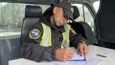 Інспектор Вадим Дубяга складає акт про порушення, 8 листопада 2023 року Інспектор Вадим Дубяга складає акт про порушення, 8 листопада 2023 року
