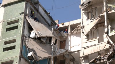 Як живуть люди в будинку на Чорновола, який зазнав авіаудару Як живуть люди в будинку на Чорновола, який зазнав авіаудару