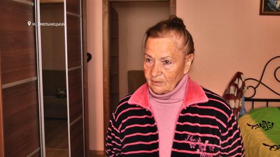 Ніна Андрухівська каже, що у Києві залишила чоловіка та ціле господарство - собаку, кота, бджоли. Сама поїхала, бо від постійного страху обстрілів, здали нерви. Ніна Андрухівська каже, що у Києві залишила чоловіка та ціле господарство - собаку, кота, бджоли. Сама поїхала, бо від постійного страху обстрілів, здали нерви.