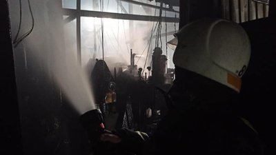 На Миколаївщині горіло промислове приміщення олійноекстракційного заводу На Миколаївщині горіло промислове приміщення олійноекстракційного заводу
