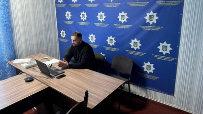 У Переяславі вчитель провів онлайн-урок з відділку поліції, бо не було світла