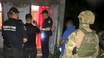 Тримав у сараї та здавав в оренду: на Херсонщині з рабства звільнили 13 заробітчан Тримав у сараї та здавав в оренду: на Херсонщині з рабства звільнили 13 заробітчан
