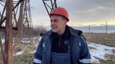 Як бригада електромонтерів з Прилуччини ремонтувала мережі у щойно розмінованій Снігурівці на Миколаївщині Як бригада електромонтерів з Прилуччини ремонтувала мережі у щойно розмінованій Снігурівці на Миколаївщині