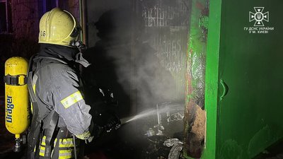 Через пожежу у сміттєзбірнику будинку в Дніпровському районі Києва загинули двоє людей
