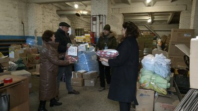 Викладачі коледжу передають спідню білизну волонтерці Вікторії Ковальчук Викладачі коледжу передають спідню білизну волонтерці Вікторії Ковальчук