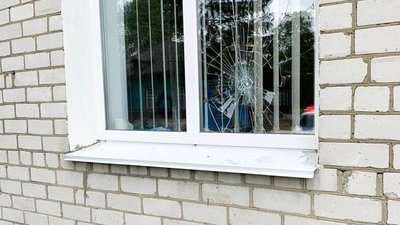 Хотів повернути дітей: у селі на Чернігівщині п'яний чоловік порубав сокирою двері та вікно сільради Хотів повернути дітей: у селі на Чернігівщині п'яний чоловік порубав сокирою двері та вікно сільради