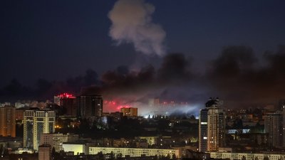 Вибух освітив небо над містом під час російського ракетного та безпілотного удару у Києві