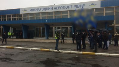 Зеленський прибув на Рівненщину: куди їде президент та як зустрічають Зеленський прибув на Рівненщину: куди їде президент та як зустрічають