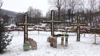 До Водохреща. На Прикарпатті жителі гірського села замість крижаних скульптур поставили березові До Водохреща. На Прикарпатті жителі гірського села замість крижаних скульптур поставили березові