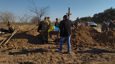 У Миколаєві поховали шістьох військових з різних міст України У Миколаєві поховали шістьох військових з різних міст України