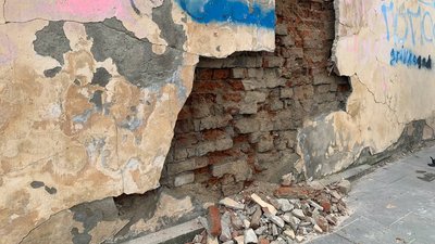 В колишній резиденції буковинських митрополитів обвалився паркан: що відомо про ремонт