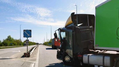 На Рівненщині вантажівка в'їхала у ваговоз із цеглою. Є травмований На Рівненщині вантажівка в'їхала у ваговоз із цеглою. Є травмований