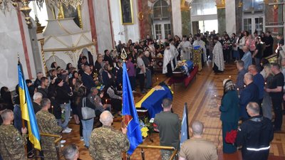 У Луцьку попрощалися з захисниками Андрієм Кравчуком та Романом Смалем У Луцьку попрощалися з захисниками Андрієм Кравчуком та Романом Смалем