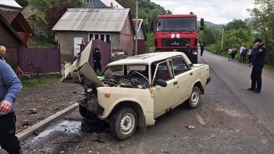 На Закарпатті легковик в'їхав у припарковане авто. Одна людина загинула На Закарпатті легковик в'їхав у припарковане авто. Одна людина загинула