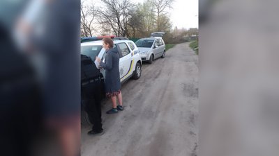 Одну врятували, іншу не встигли: на Чернігівщині волонтери забрали собак від власника, який морив їх голодом Одну врятували, іншу не встигли: на Чернігівщині волонтери забрали собак від власника, який морив їх голодом