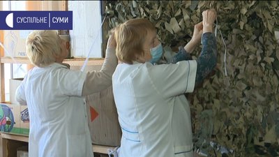 У Сумах просять допомоги волонтери, які плетуть маскувальні сітки для військових У Сумах просять допомоги волонтери, які плетуть маскувальні сітки для військових