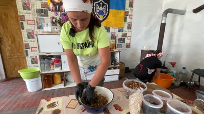 "Горіхи хапай – перемогу наближай": на Чернігівщині волонтери приготували понад 5 тисяч енергетичних батончиків для ЗСУ "Горіхи хапай – перемогу наближай": на Чернігівщині волонтери приготували понад 5 тисяч енергетичних батончиків для ЗСУ
