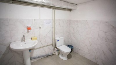 В укритті обладнано санвузли й рукомийники.