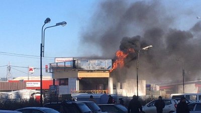У Харкові поряд із виходом метро горить кіоск У Харкові поряд із виходом метро горить кіоск