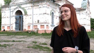 Координаторка проєкту Олеся Порохняч біля зруйнованої церкви у Лукашівці Координаторка проєкту Олеся Порохняч біля зруйнованої церкви у Лукашівці