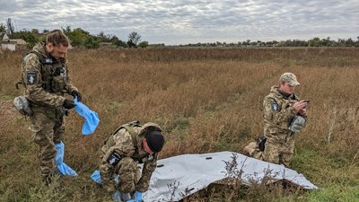 Про покинуту техніку, тіла росіян та спілкування з рідними: одеські волонтери розповили про ексгумацію військових Про покинуту техніку, тіла росіян та спілкування з рідними: одеські волонтери розповили про ексгумацію військових