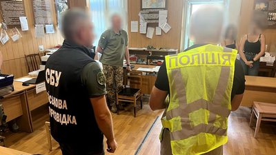 Військовослужбовця обласного центру комплектування в Чернівцях підозрюють в отриманні хабаря Військовослужбовця обласного центру комплектування в Чернівцях підозрюють в отриманні хабаря