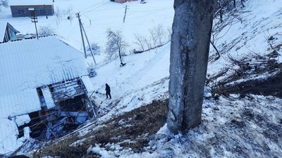 На Франківщині автомобіль в'їхав у житловий будинок На Франківщині автомобіль в'їхав у житловий будинок