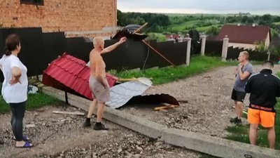Зірвані дахи та підтоплені будинки – наслідки негоди на Буковині
