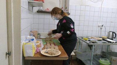 Миколаївські освітяни готують безкоштовні обіди для військових та тероборони