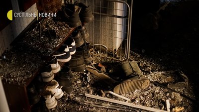 У Святошинському районі Києва уламки снаряду влучили в житловий будинок. ФОТО У Святошинському районі Києва уламки снаряду влучили в житловий будинок. ФОТО