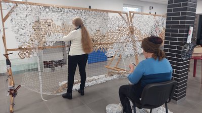 Вимушені переселенці на Закарпатті плетуть маскувальні сітки для військових на фронт