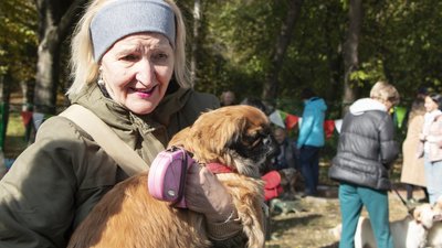 Домініка Трофюк розпитує у волонтерів про чіпування Домініка Трофюк розпитує у волонтерів про чіпування