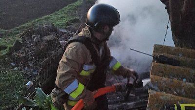 Рятувальник ДСНС ліквідує пожежу у Миколаївській області 
