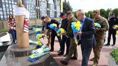 День пам’яті: у Хмельницькому вшанували загиблих воїнів День пам’яті: у Хмельницькому вшанували загиблих воїнів
