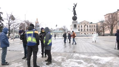 "Звертаюся до президента": у Харкові на одиночний пікет вийшла медсестра "Звертаюся до президента": у Харкові на одиночний пікет вийшла медсестра
